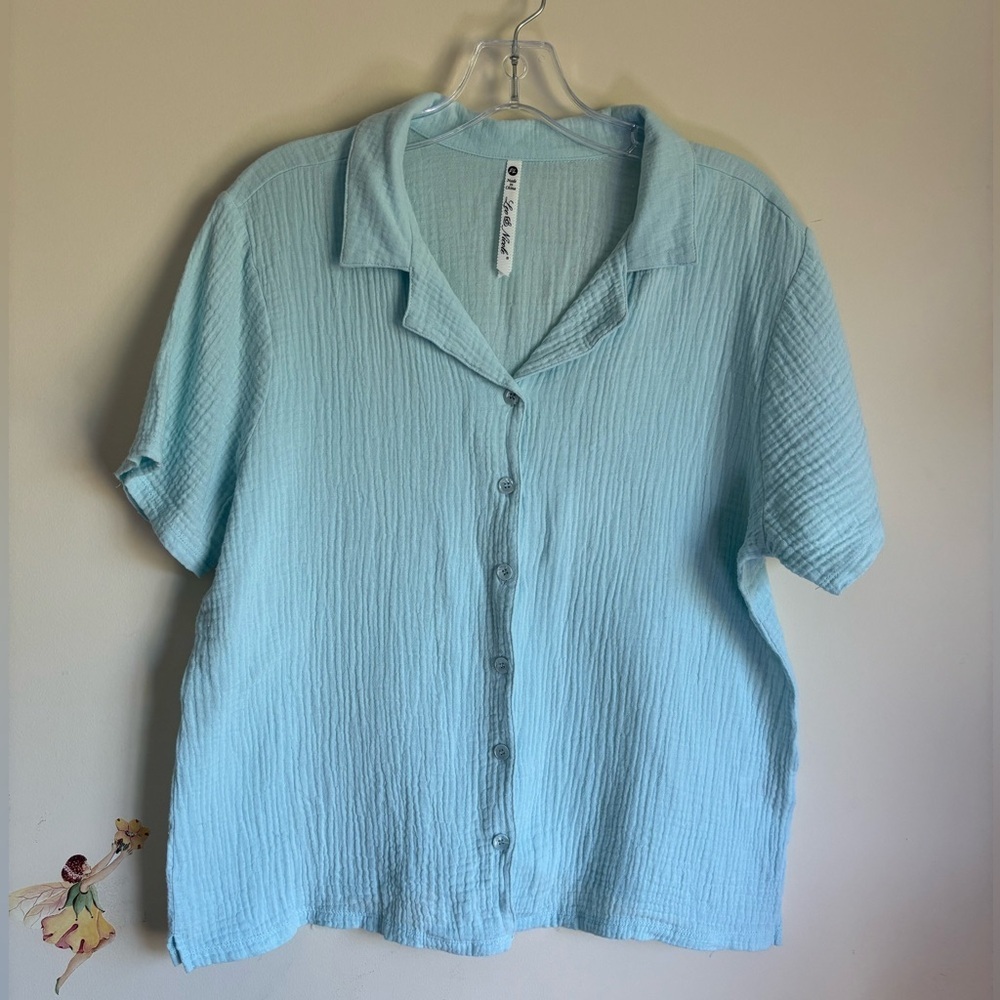 Leo & Nicole Light BlueTop Short-sleeve, button-down top crinkled texture Size L